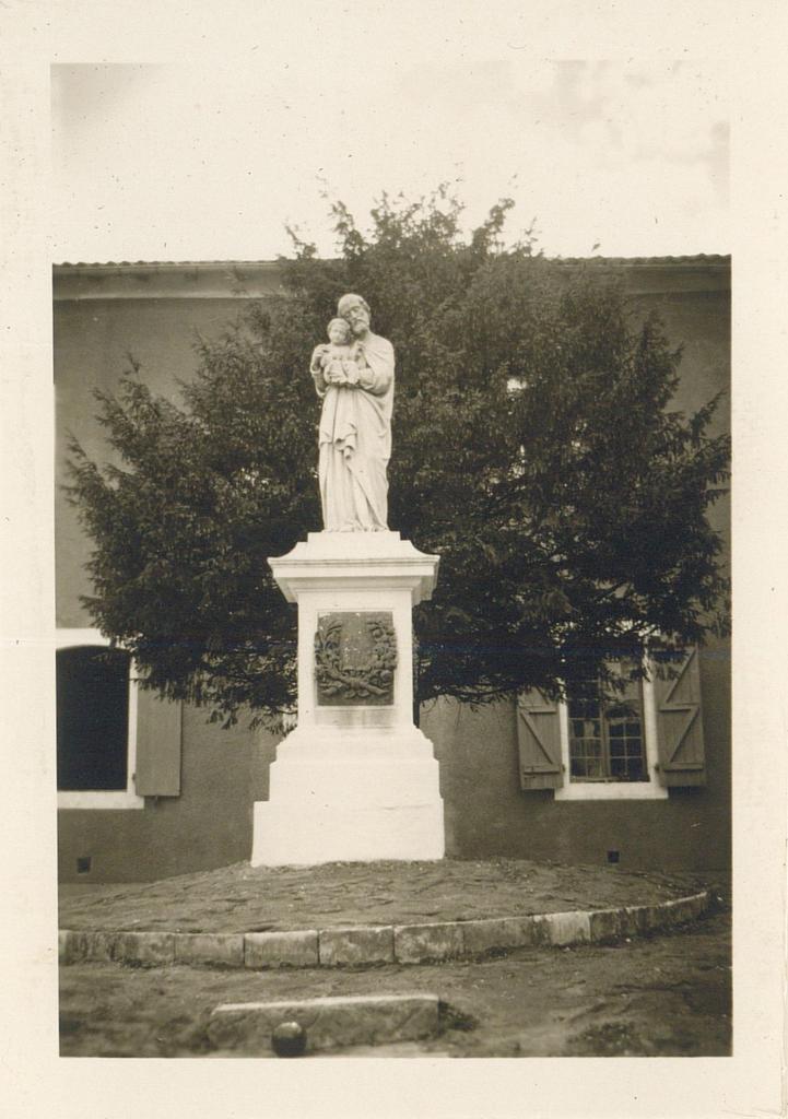 Statue de saint Joseph à l'Enfant.