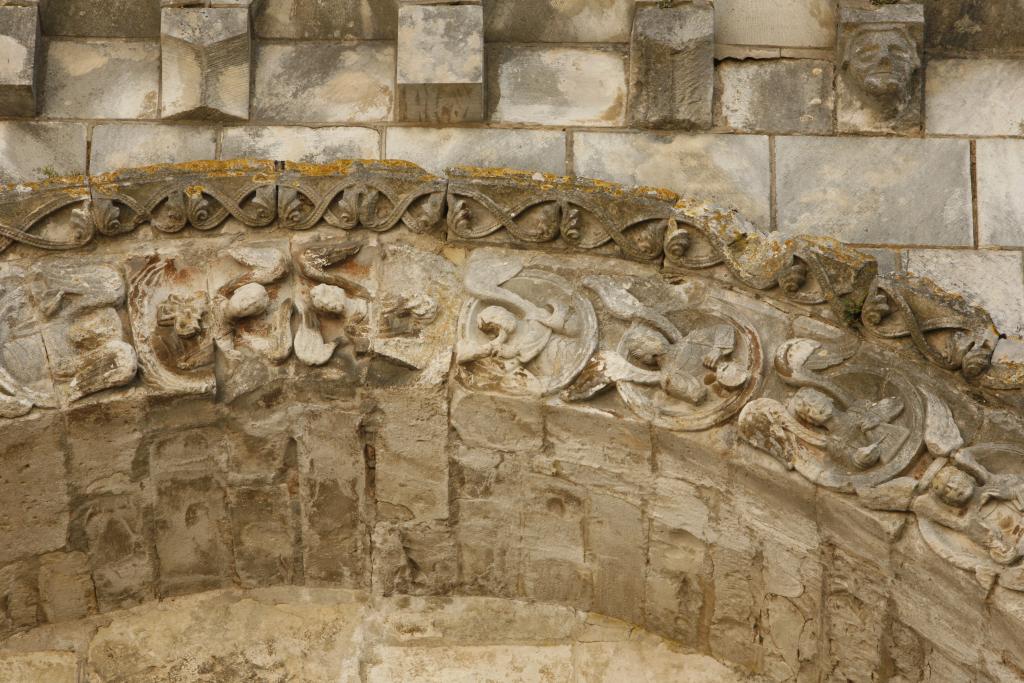 Façade occidentale, deuxième niveau, arcature aveugle nord, détail de la voussure, au centre et à droite : anges musiciens.