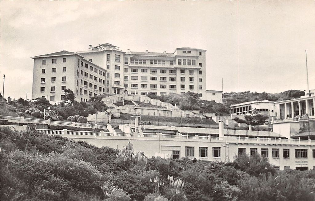 Vue du complexe hôtelier transformé en centre pour colonies de vacances, carte postale 3e quart du 20e siècle.