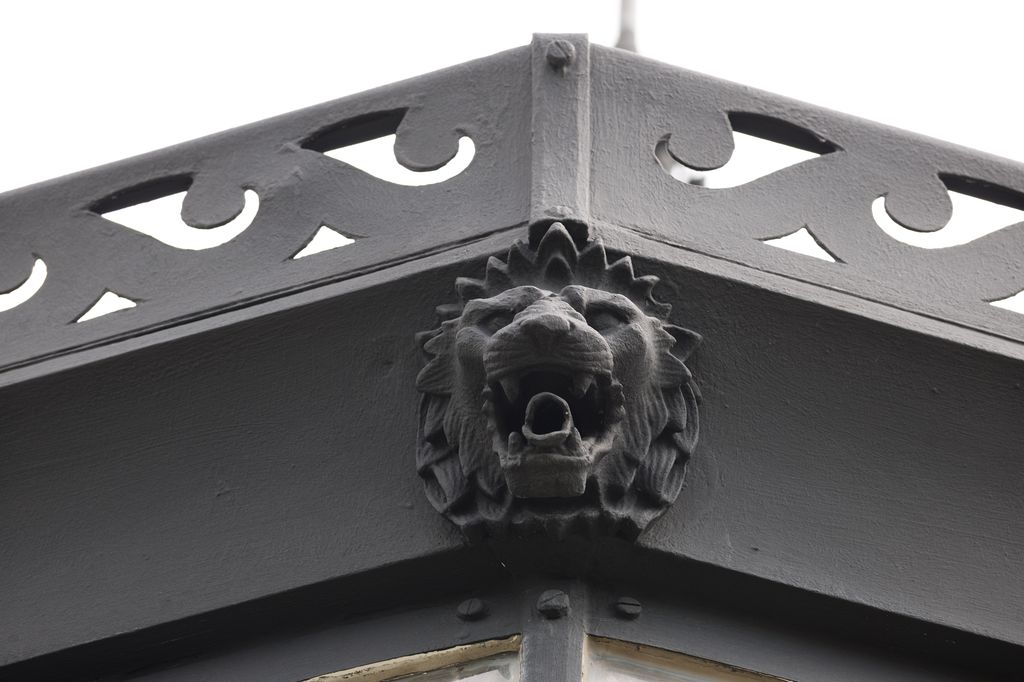 Lambrequin de la cage de la lanterne : détail de la gueule de lion de la gouttière.