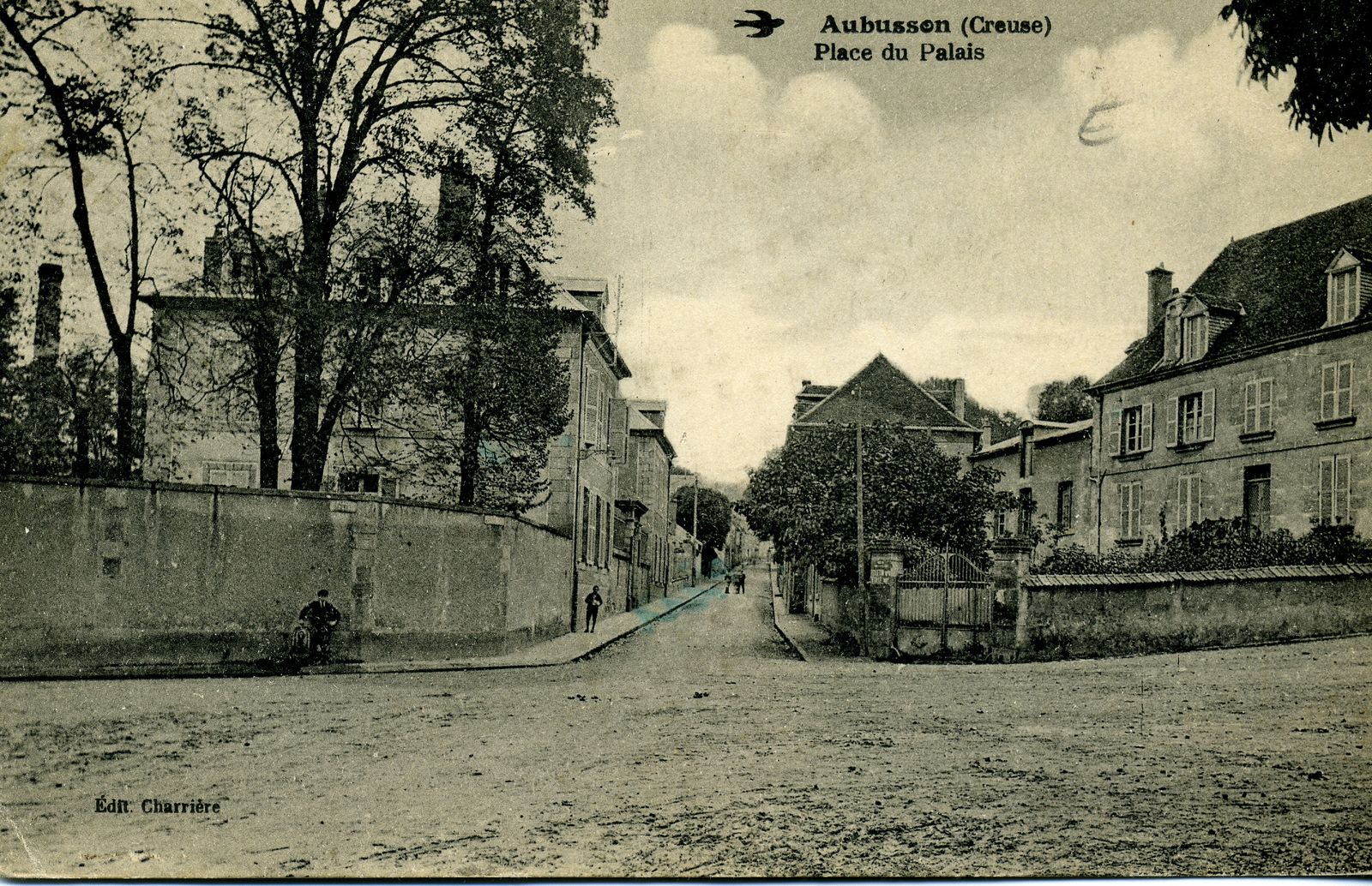 Carte postale de la place du Palais (actuelle place Maurice Dayras), au début du 20e siècle, en direction de la rue Saint-Jean (AD Creuse). On y distingue, à gauche, la banque de France. 