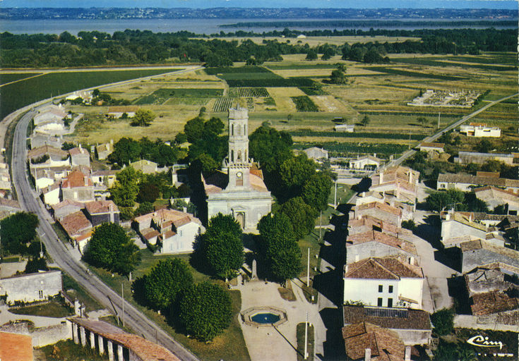 Carte postale (collection particulière), 2e moitié du 20e siècle : vue aérienne du quartier de l'église.