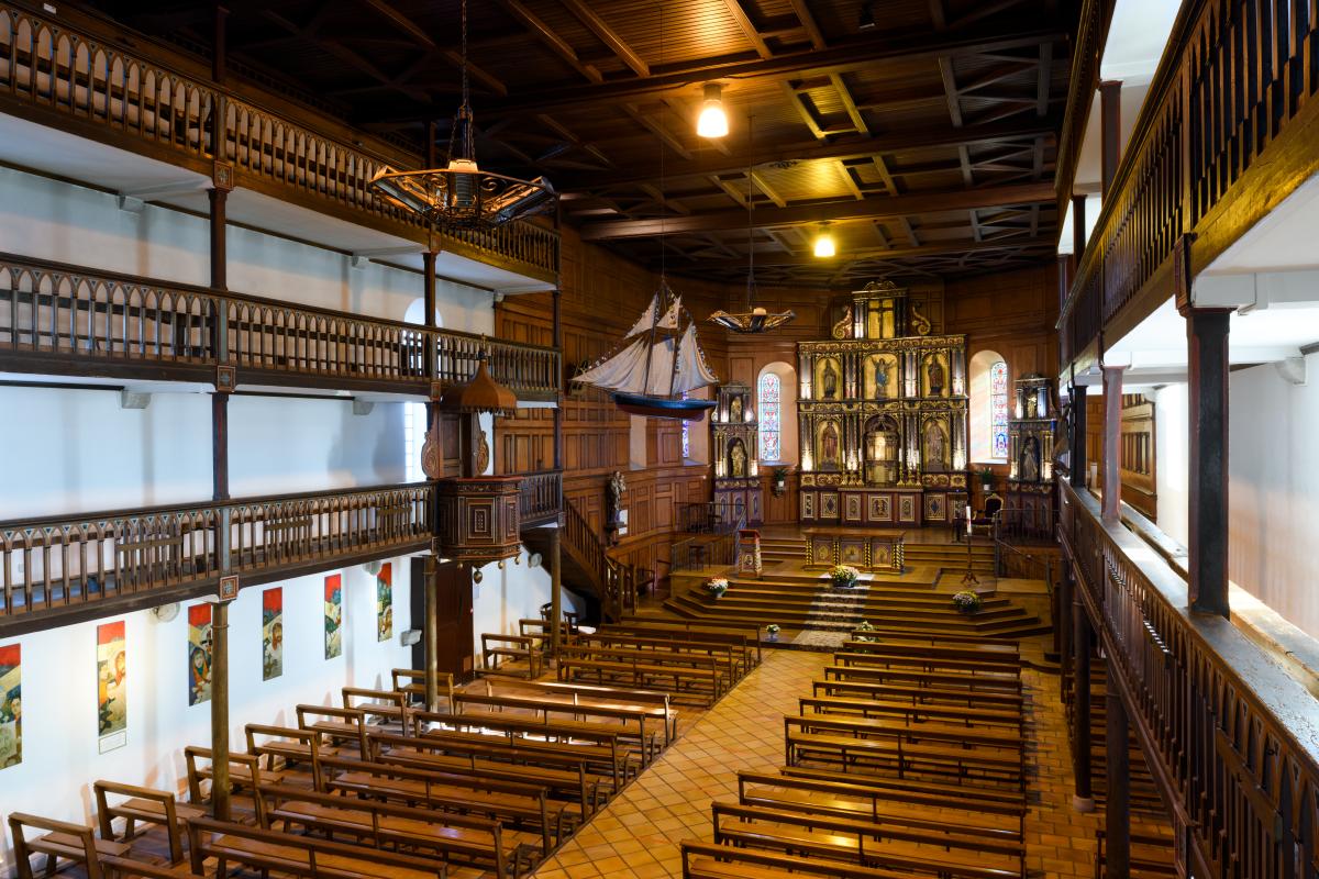 Vue intérieure vers le chœur, depuis le premier niveau des tribunes au sud-ouest.
