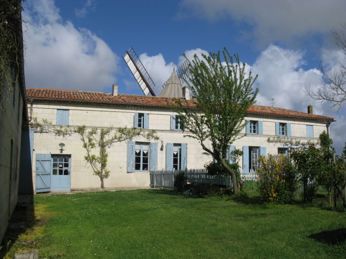 La façade du logis.