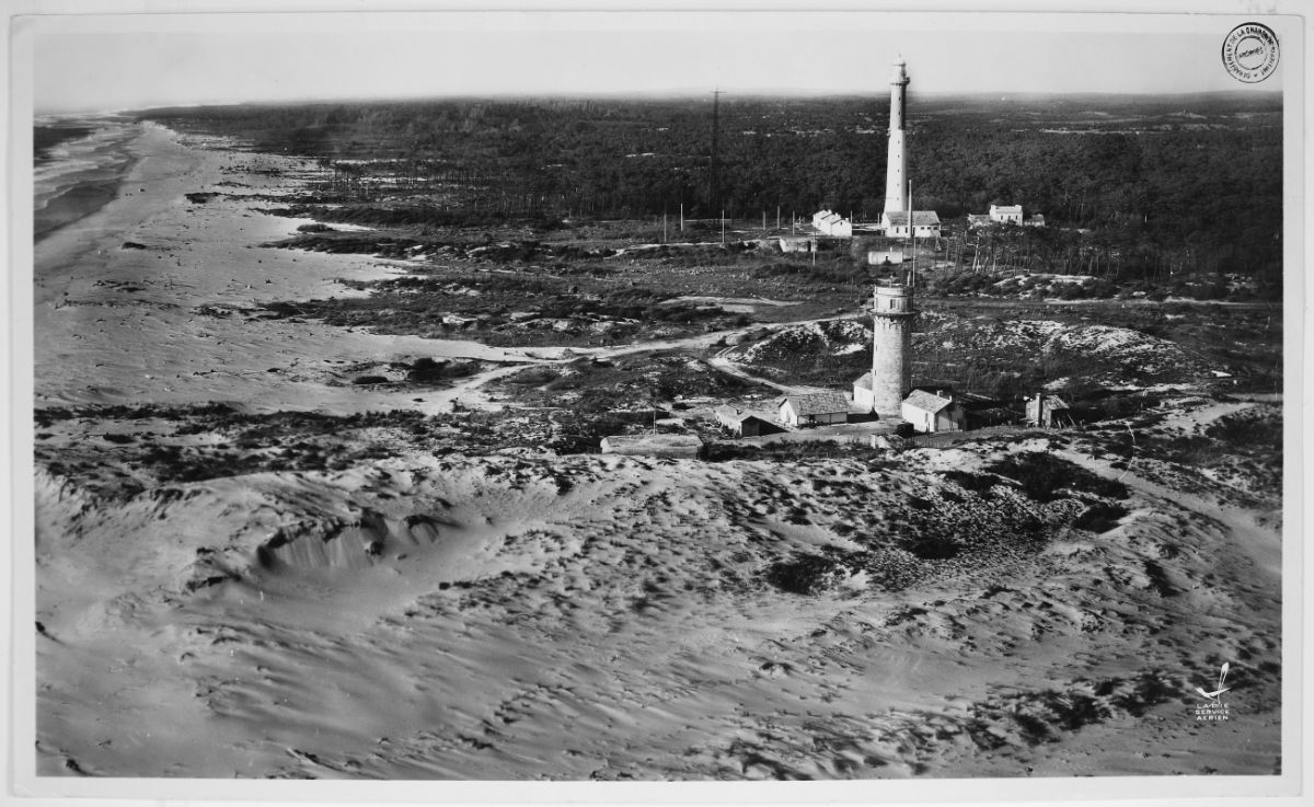 Vue aérienne depuis le sud vers 1950 : le phare et le sémaphore près du rivage qui se rapproche.