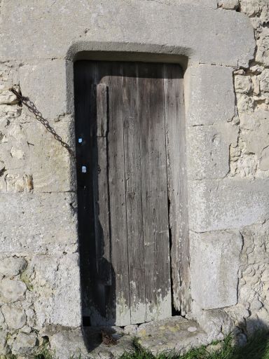 Porte du moulin, avec encadrement chanfreiné.