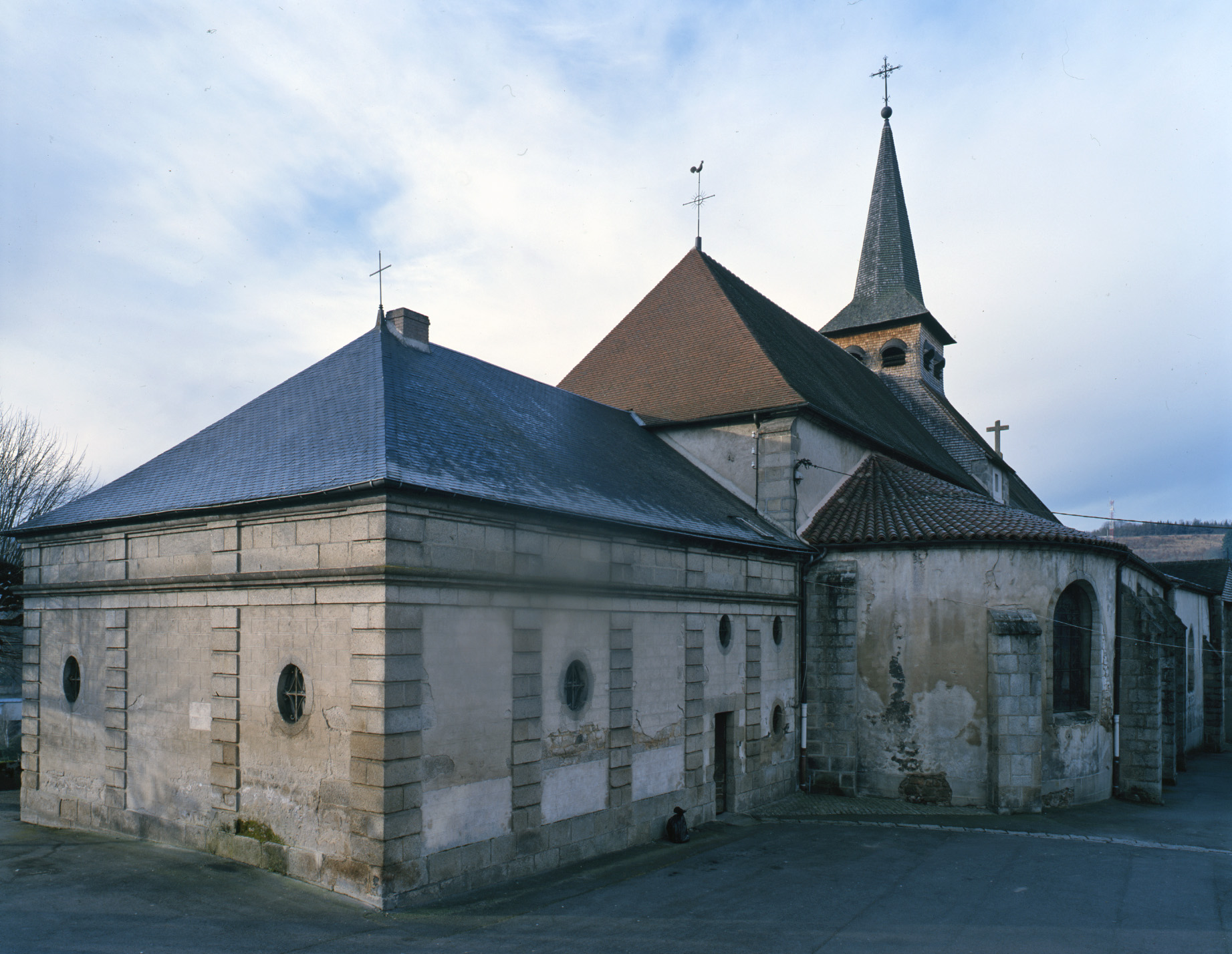 Vue générale de l'église Sainte-Croix, depuis la place de l'Eglise.