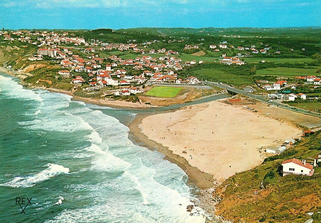 Vue de la plage de l'Uhabia et du quartier de la Place, carte postale édition REX, entre 1975 et 1985.