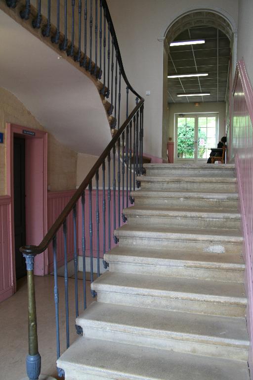 Bâtiment de la salle des professeurs : corridor, escalier.