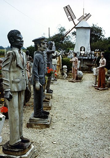 Statues situées devant la façade de la maison photographiées en 1991.