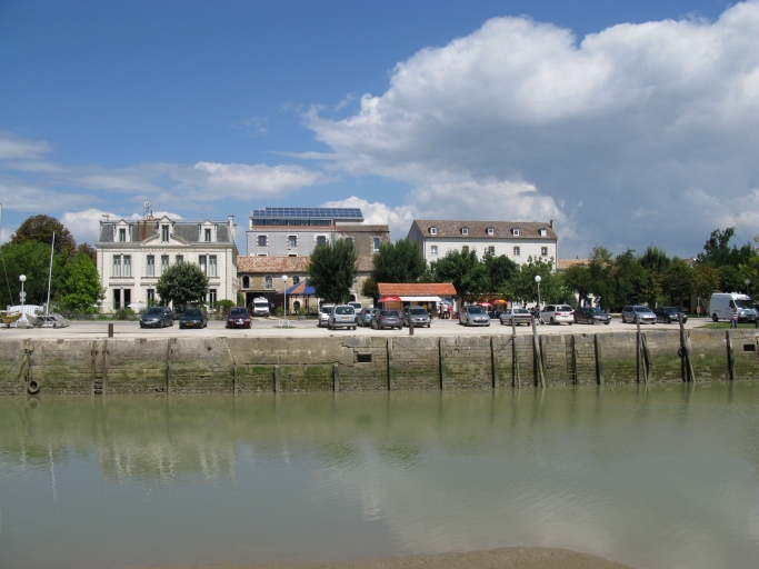 La place Parias et le quai sur la rive droite de l'avant-port.