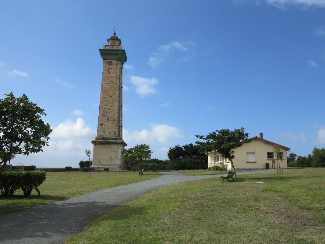 Le phare et la maison de gardien vus depuis le nord.