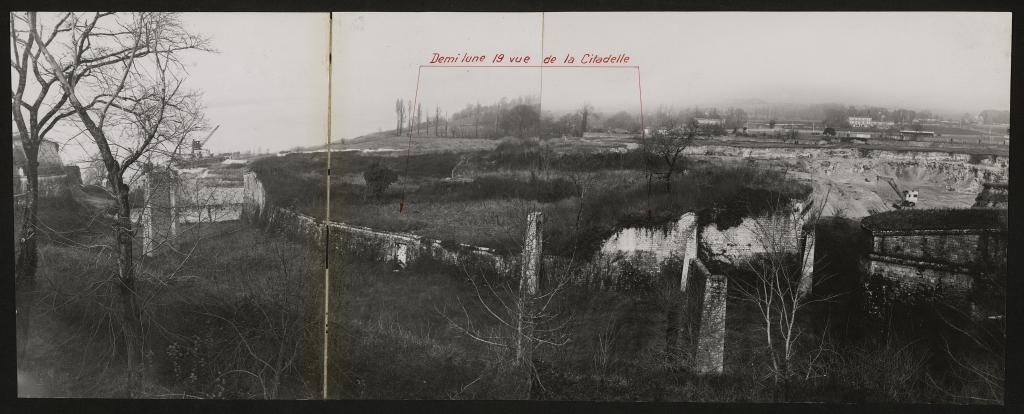 Demi-lune du Cône en cours de démolition, menacée par la carrière de pierre. Photographie, 1936.