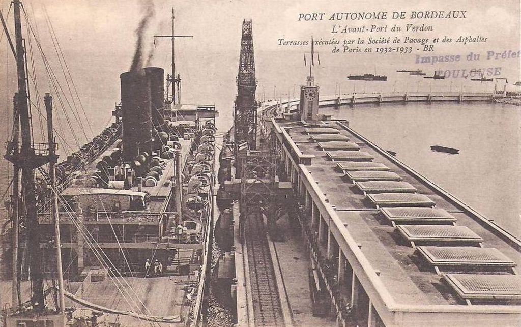 Carte postale (2e quart 20e siècle) : terrasses exécutées par la Société de Pavages et des Asphaltes de Paris en 1932-1933.