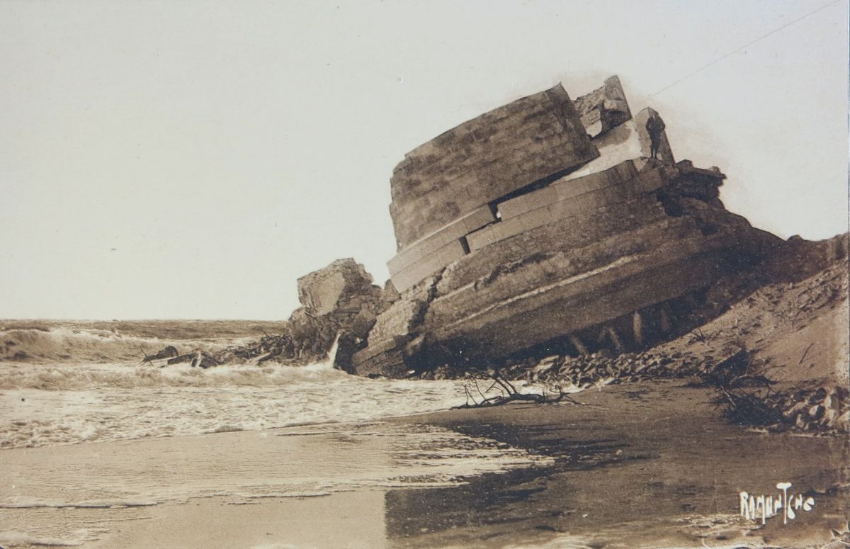 Les vestiges du phare de 1895, écroulé en mai 1907.
