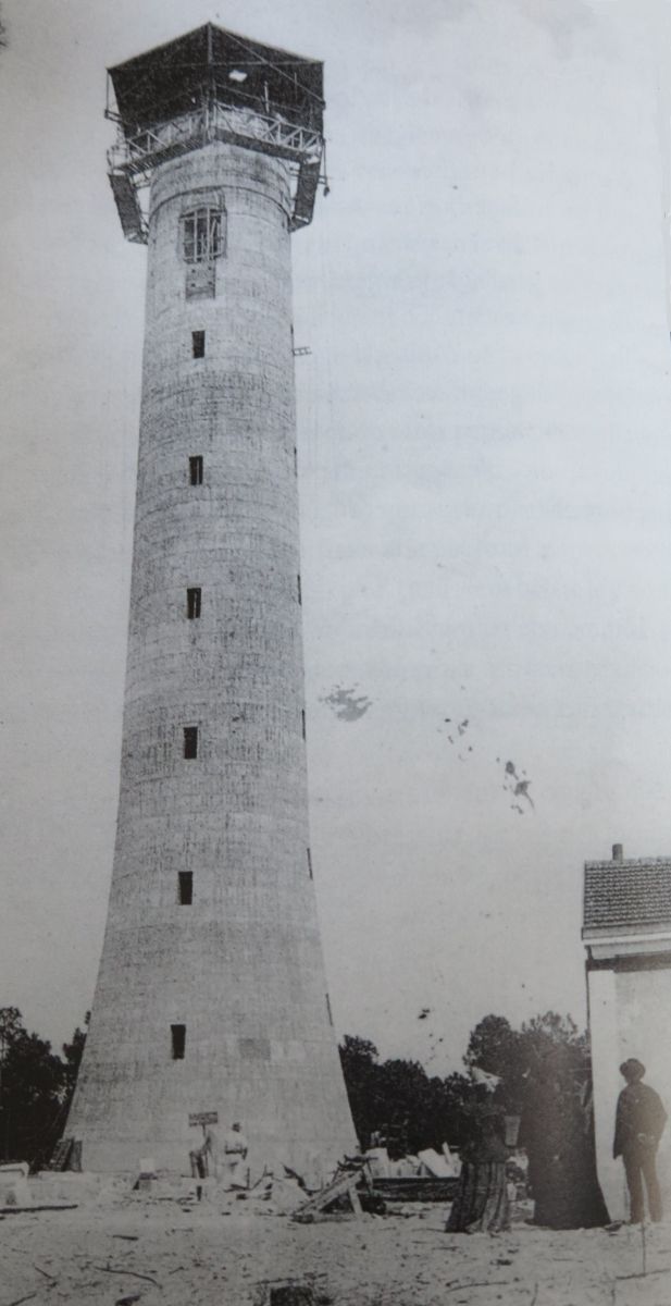 Le phare de 1905 en construction.