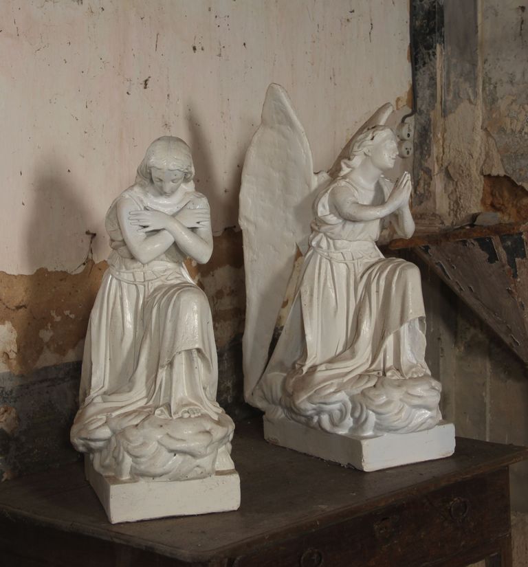 Paire de statues en pendant : Anges adorateurs.