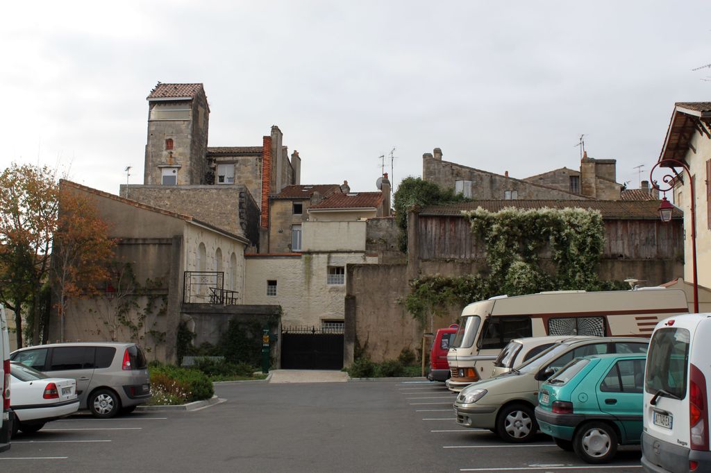 Place de la rue Pasteur avec façades postérieures des maisons de la rue Aristide-Briand.