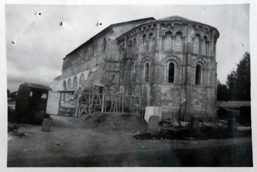 Dommages de guerre, photographie de l'église après les bombardements, 1948 : chevet et façade sud.