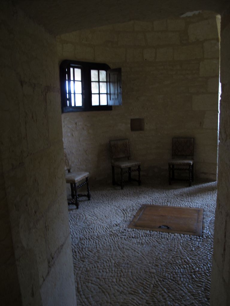 Grand corps de logis, rez-de-chaussée, pièce de la tour d'angle sud-est commandée par la sallette : vue intérieure depuis la porte d'entrée.