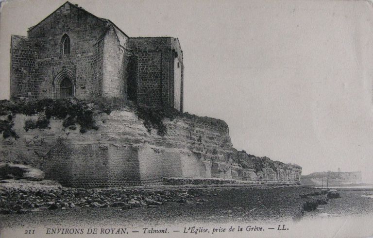 Le mur de soutènement de l'église construit en 1898, carte postale vers 1900.