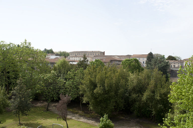 Vue du lycée dans la trame urbaine depuis les combles de la sous-préfecture au nord.