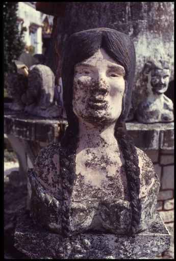 Femme vue de face en 1999.