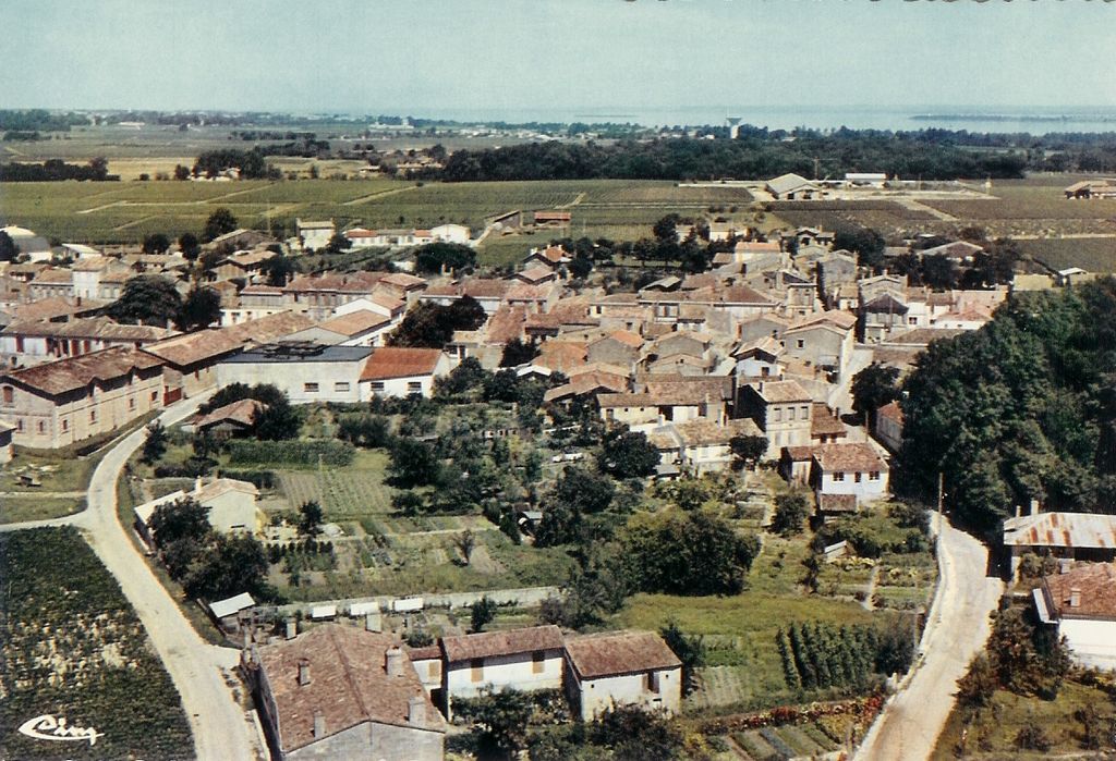 Carte postale (collection particulière) : vue aérienne du village de Beychevelle, milieu 20e siècle.