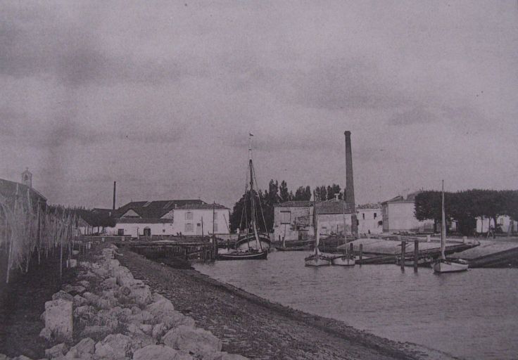 Le port sur une carte postale vers 1910, avec des filets de pêche mis à sécher, à gauche..