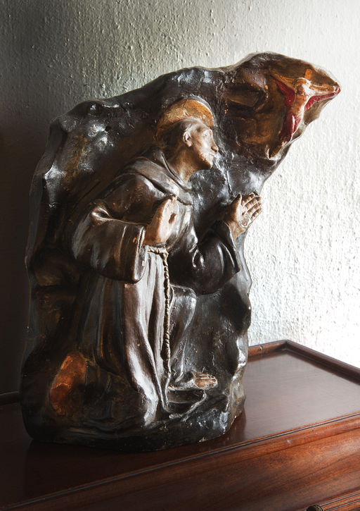 Bureau de François Mauriac : saint François agenouillé recevant les stigmates du Christ, terre cuite et ardoise, fin XVIIe siècle - XVIIIe siècle. 