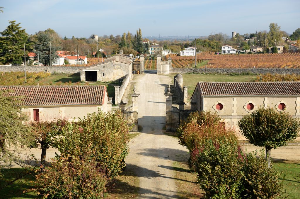 Cour et allée nord.