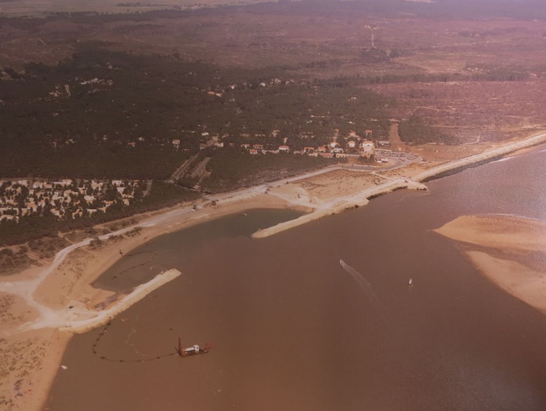 Vue aérienne du port en cours d'aménagement, juin-juillet 1977.