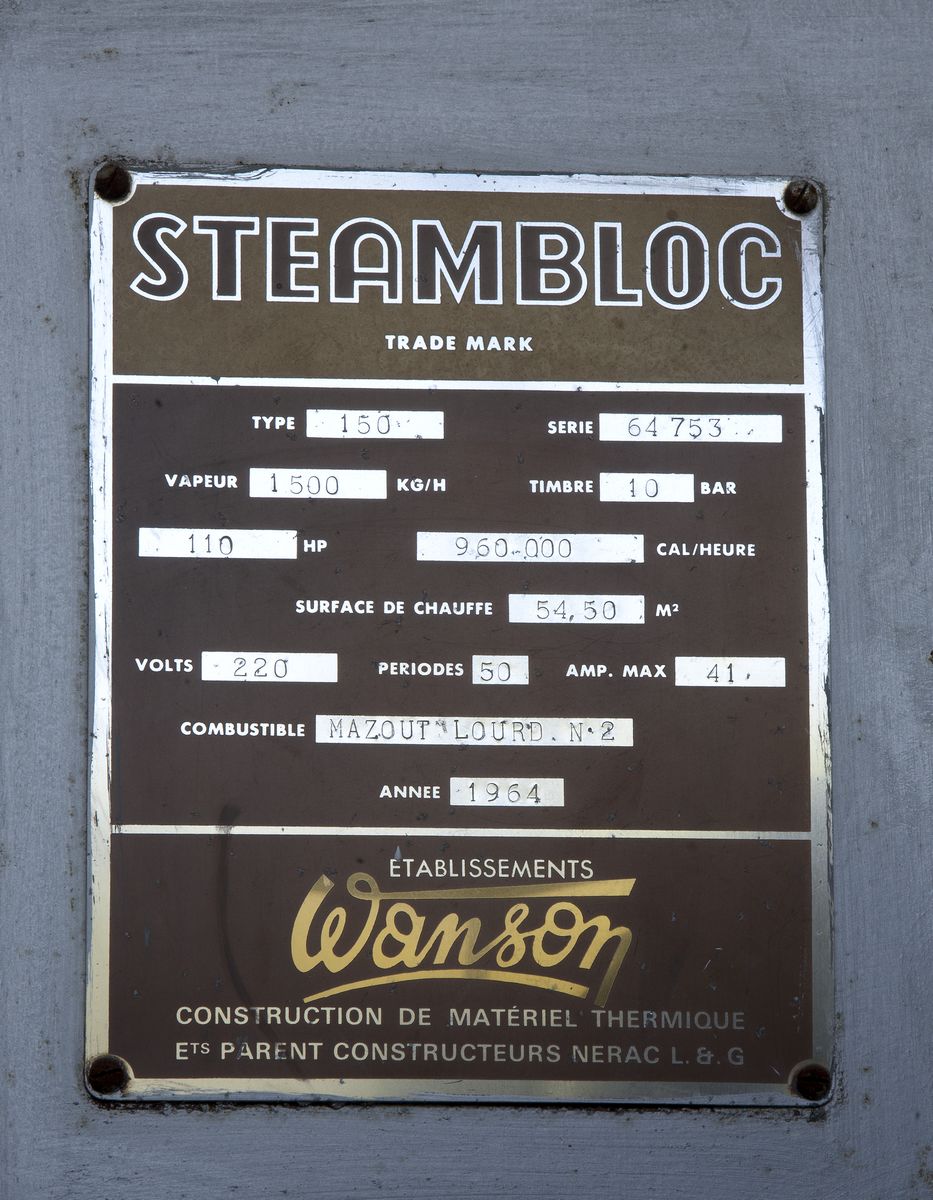 Chaufferie, plaque d'identification de la chaudière Steambloc-Wanson (1964).