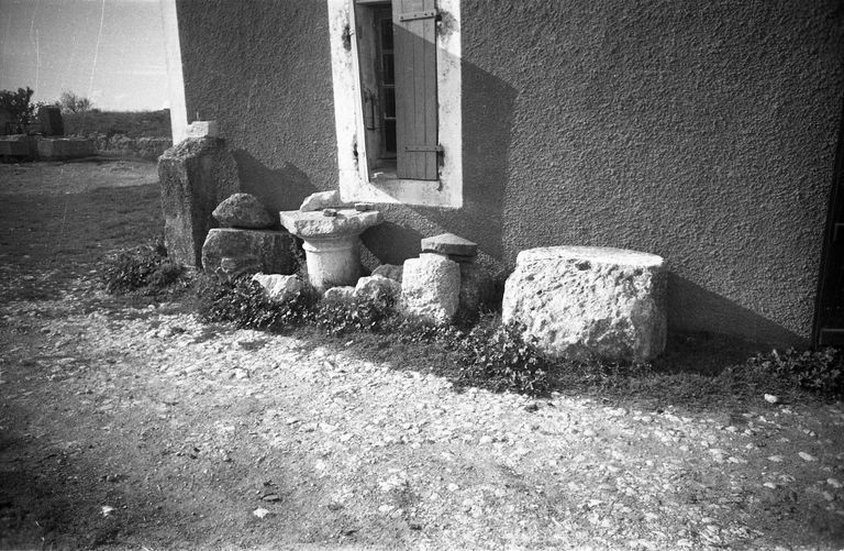 Fragments de colonnes contre le mur de la ferme, s. d.