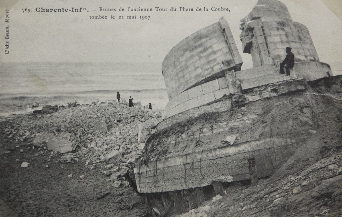 Les ruines du phare de 1895, écroulé le 21 mai 1907.