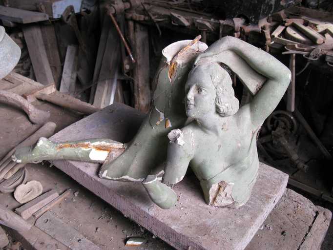 Statue en plâtre armé conservée dans l'atelier.