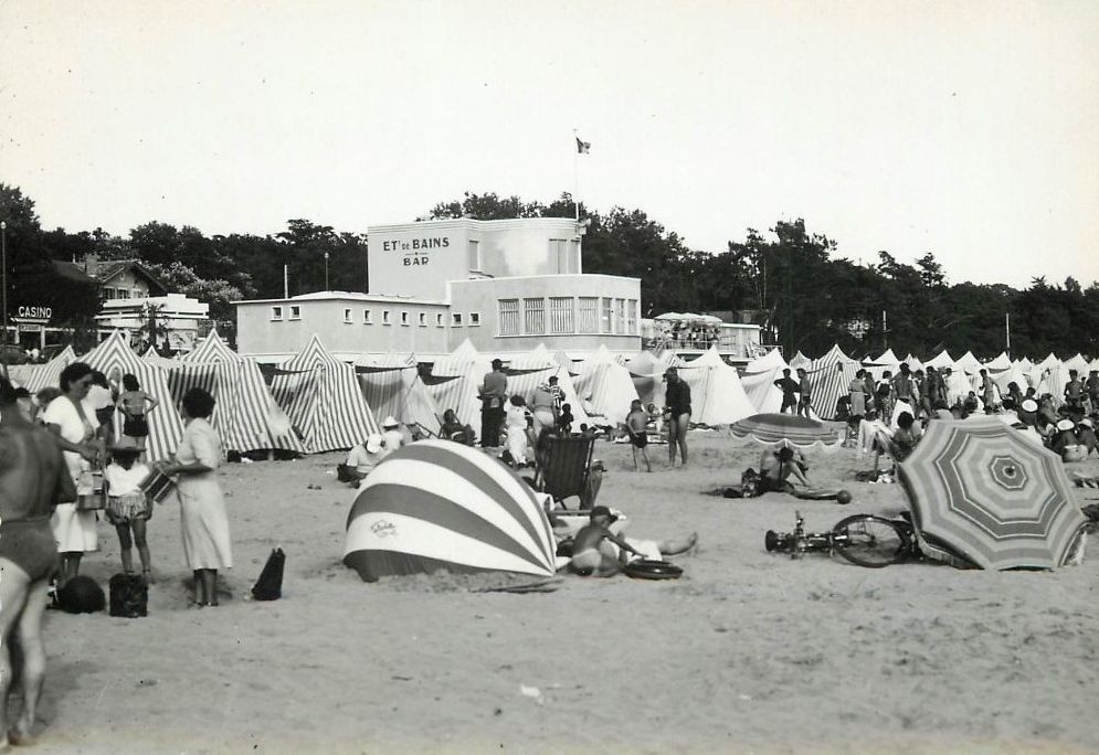 Le café des Bains et la plage vers 1960.