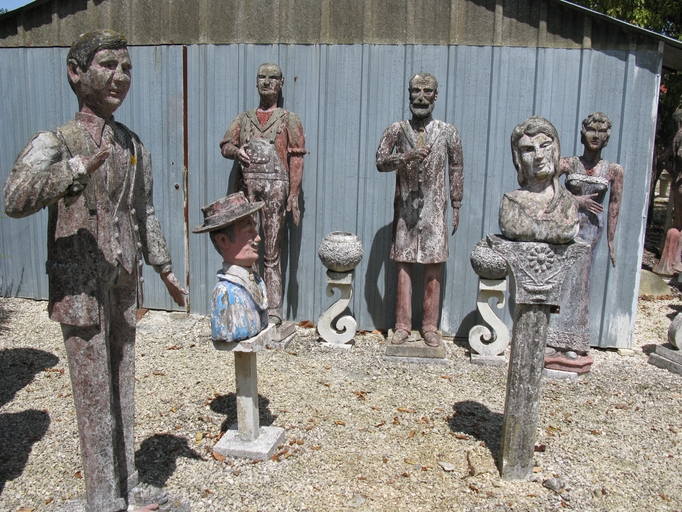 Vue des statues situées devant l'atelier.