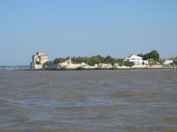 Le bourg de Talmont vu depuis l'estuaire, au sud-est.