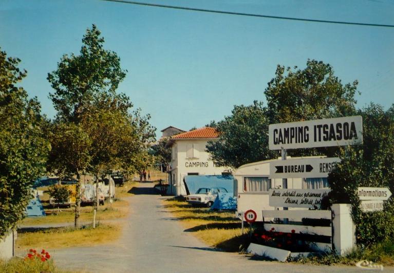 Vue de l'une des entrées du camping Itsasoa, carte postale, années 1960.