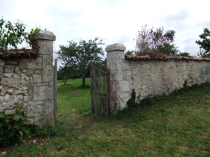 Portail et mur de clôture sud de l'ancien verger.