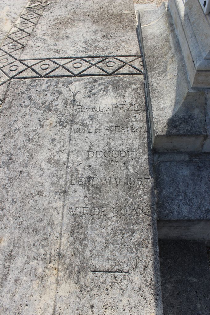 Dalle de Pierre Jean Pezet curé de St Estèphe décédé le 10 mai 1857, âgé de 60 ans.