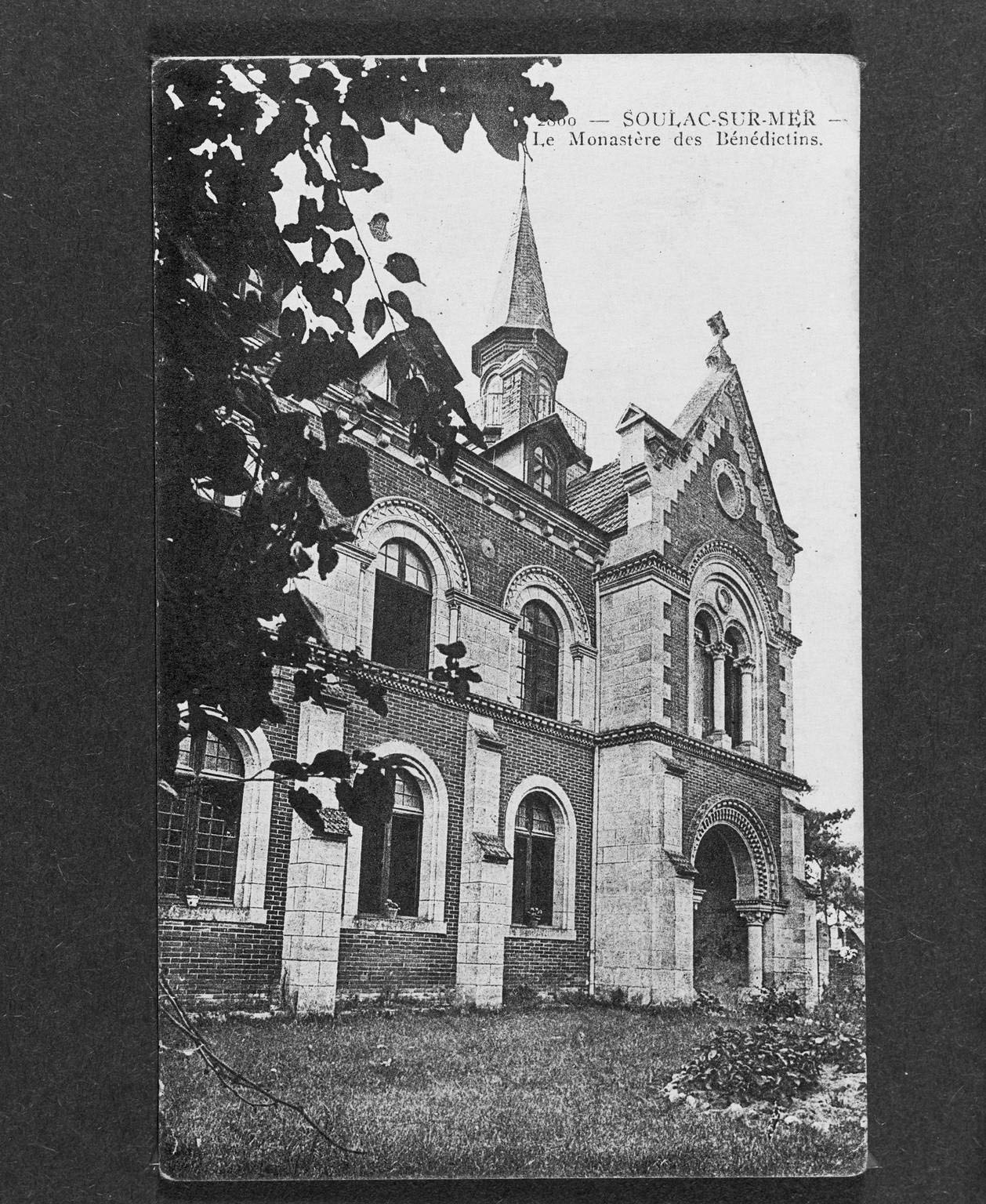 Carte postale, vers 1900 (collection particulière) : le monastère des bénédictins.
