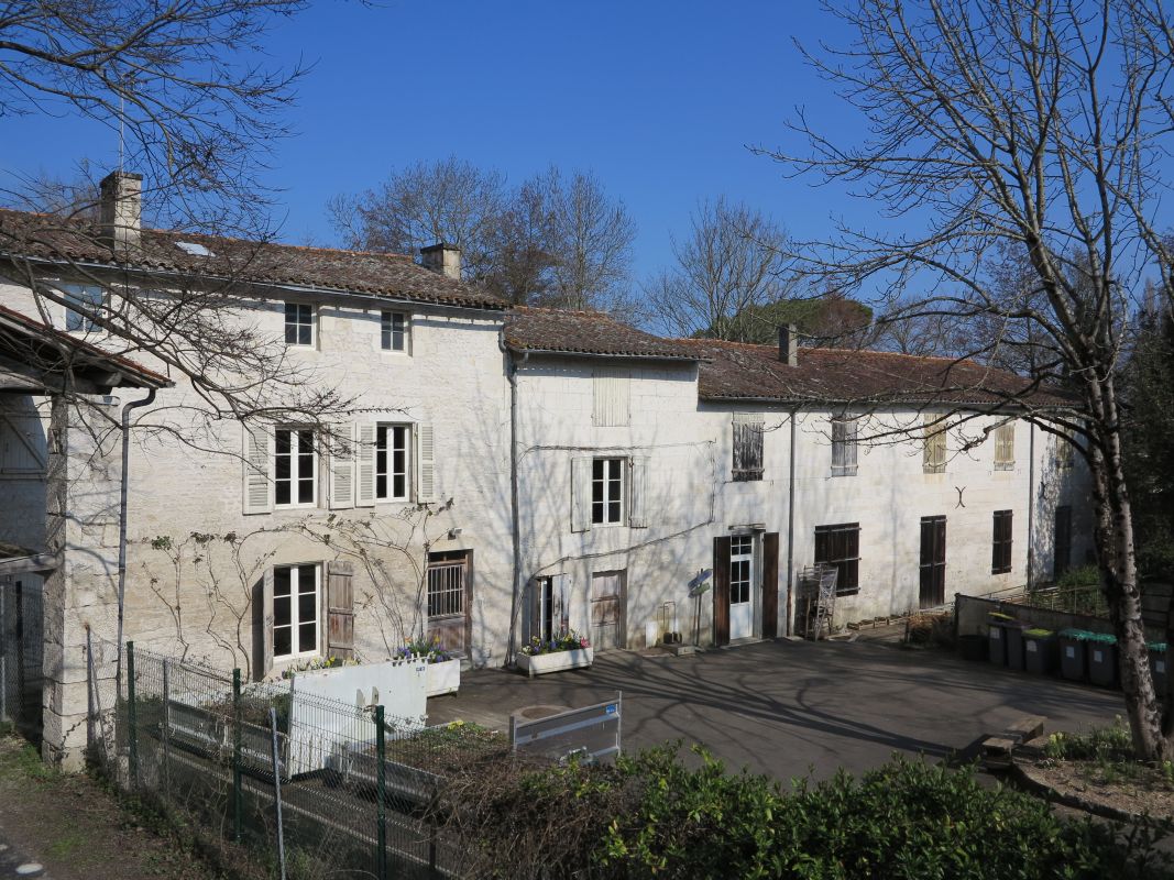 Les deux parties du logement et, à droite, l'atelier de fabrication, vus depuis le sud en 2016.