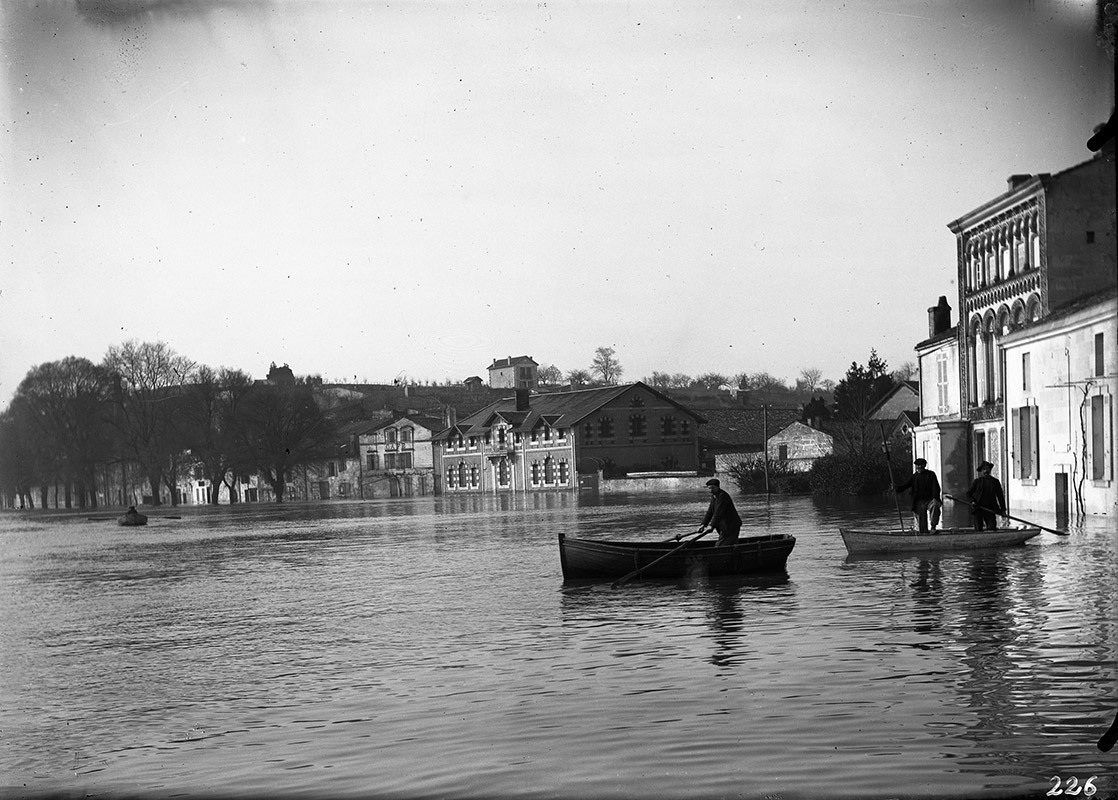 Les quais Palissy et des Roches lors d'une inondation, en février 1904. 