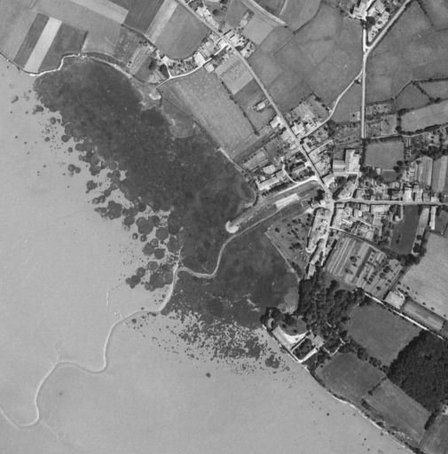 Photo aérienne du port de Saint-Seurin-d'Uzet en 1956.
