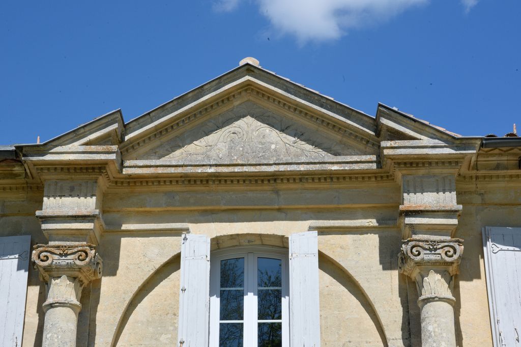 Logis : façade principale, travée centrale : fronton.