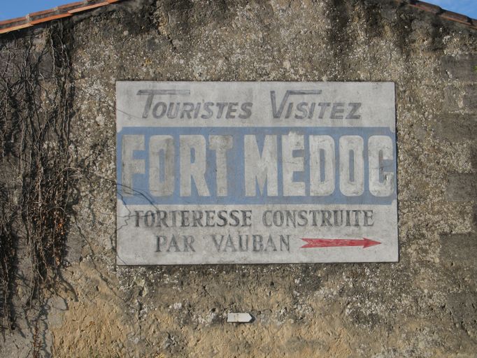 Panneau indicateur du Fort Médoc (place du Moulina).