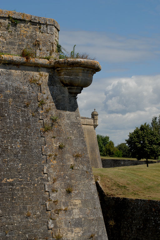 Angle flanqué de la demi-lune de la porte dauphine et bastion Saint-Romain au second plan.