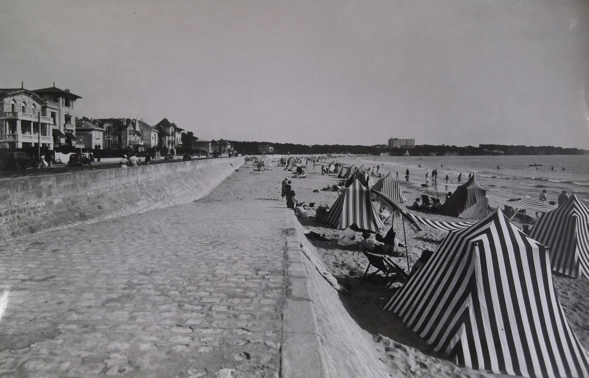 La plage de la Grande conche vue en direction de Saint-Georges-de-Didonne vers 1930.